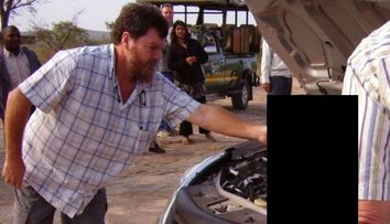 A inghetat de frica atunci cand a vazut asta! Cum ai reactiona daca ai deschide capota masinii si ai da peste asa ceva? FOTO