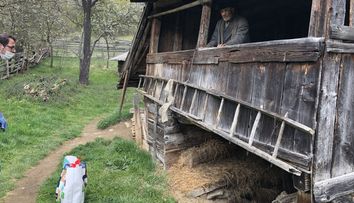 Peste 200 de familii care trăiesc izolate în Munții Apuseni au primit pachete cu alimente și produse de bază
