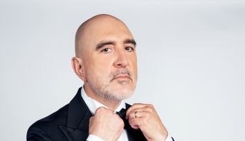 Interviu. Răzvan Exarhu, roast master-ul noului show La bine și la roast: „Unii se uită la mine ca la dentistul care a uitat să pună anestezia”