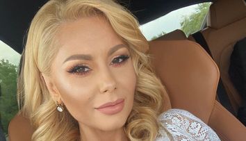 Emilia Ghinescu e bombă sexy când renunță la costumul popular. Cum arată cântăreața în costum de baie