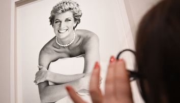 Bluza preferată a prințesei Diana, cu care deruta paparazzi, scoasă la licitație. Care e suma