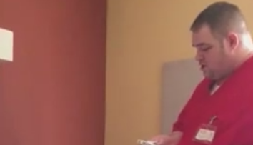 Un asistent medical a fost filmat in rezerva unei paciente! Ce face el este cu adevarat un pansament pentru suflet