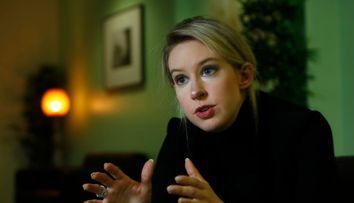 Cazul Theranos. Elizabeth Holmes, primul interviu din închisoare: „A fost iad și tortură!”. Cum a ajuns după gratii cea care în 2015 era cea mai tânără miliardară din lume și un simbol pentru antreprenorii aflați la început de drum
