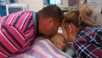 Isi luau adio de la fetita lor. Nici doctorilor nu le-a venit sa creada ce s-a intamplat in secunda urmatoare