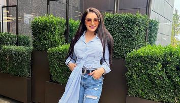 Larisa Popa a făcut senzație în costum de baie. Focoasa brunetă a atras toate privirile la piscină cu formele sale: „Te iau de nevastă”