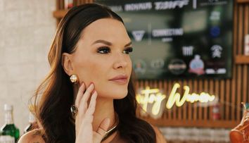 O influenceriță în vârstă de 40 de ani, mama unei fetițe, a murit în timpul unei intervenții estetice. Femeia și-a dat ultima suflare pe masa de operații. Prima reacție a medicului: „A dezvoltat o...”