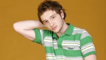 Recunoști actorul din imagine? În urmă cu 21 de ani juca într-un serial Pro TV și arăta așa