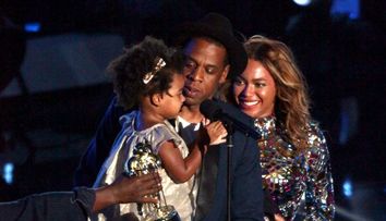 Fetita lui Beyonce seamana din ce in ce mai mult cu Jay-Z: FOTO
