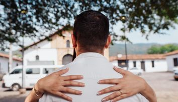 Are 74 de ani și s-a îndrăgostit de un bărbat cu 34 de ani mai tânăr: povestea care a dus la nuntă, dar a aprins internetul și a stârnit controverse aprinse