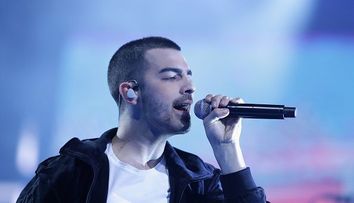 Momente frumoase pentru Joe Jonas! Fanii i-au făcut o surpriză