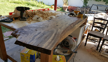 Pare o bucata de lemn, dar ce se intampla cand incepe sa il taie este genial. Rezultatul, o piesa de mobilier la moda
