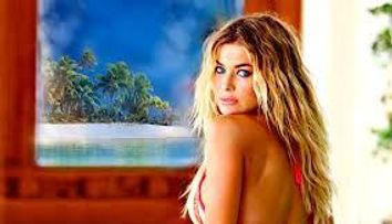 Carmen Electra, sex-simbol si la 40 de ani. A pozat din nou in costumul rosu cu care a facut senzatie in 