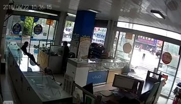Atentie, caine la volan. Ce s-a intamplat cu masina, in momentul urmator