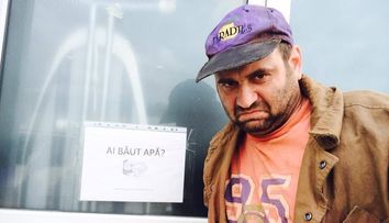 El este sosia lui Celentano! Un barbat din Zimnicea seamana izbitor cu personajul din 