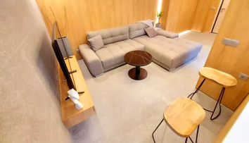 Apartament în Cluj, închiriat pentru o sumă exorbitantă. Cât costă locuința cu living pe hol și lemn pe pereți