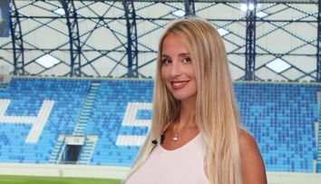 „Sunt naturali?”. Ea este prezentatoarea de la Real Madrid care face ravagii cu aspectul fizic. Spaniolii sunt geană pe ea