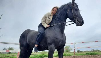Tania Budi: ”Mi-ar plăcea să mă mut la țară”. Cum o ajută echitația să se mențină în formă