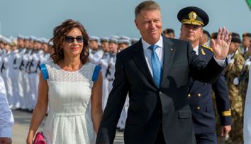 Carmen Iohannis, într-o rochie albă de vară la Ziua Marinei, scurtă până la genunchi