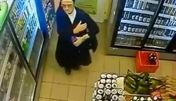 Calugarita prinsa ca fura bere dintr-un supermarket. VIDEO
