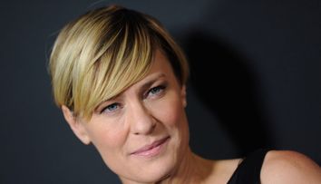 Robin Wright din House of Cards s-a măritat în secret cu iubitul tinerel. Cine a dat-o de gol