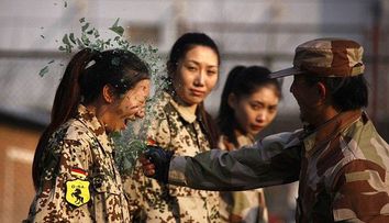 Antrenament extrem pentru femeile care vor sa devina garzi de corp in China:<span style=