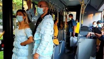 Cine sunt soții care au purtat costume din măști chirurgicale. Cum au reacționat oamenii când i-au văzut îmbrăcați așa