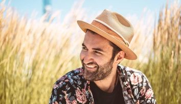 Imagine rară cu familia lui Smiley: artistul, alături de mama, tatăl și fratele său. Vezi cu cine seamănă cel mai tare