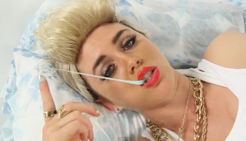 Razi cu lacrimi. Cea mai tare parodie dupa melodia lui Miley Cyrus, facuta chiar de sosia ei. VIDEO