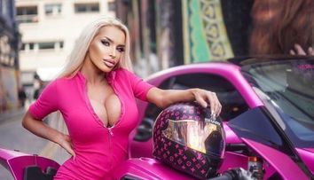 “Lumea crede că sunt proastă, dar nu există model de bikini mai deștept ca mine”. Cum își apără reputația