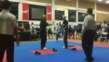 Uite cum boxeaza doi buni prieteni! Ce ar zice Bute despre asta? VIDEO