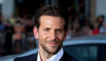 Bradley Cooper, surprins în ipostaze tandre alături de o cunoscută actriță de la Hollywood