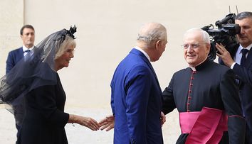 Regele Charles și Camilla au ajuns la Vatican, pentru o vizită istorică! Detaliul din ținuta reginei care a atras atenția tuturor