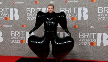 Sam Smith, cel mai urât costum al anului! Artistul, într-o ținută gonflabilă la Brit Awards