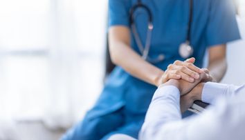 Ce văd oamenii înainte să moară. Dezvăluirile unui medic care a studiat 1000 de pacienți aflați în pragul decesului