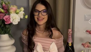 Imagini de la ziua de naștere a Cleopatrei Stratan. Interpreta a împlinit 22 de ani și a sărbătorit alături de cele mai bune prietene. Cum a felicitat-o tatăl ei, Pavel Stratan