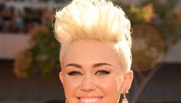 Miley Cyrus viseaza la un alt barbat, care nu este logodnicul ei. Vezi fotografiile compromitatoare