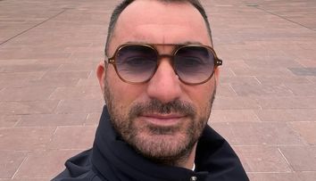 Pescobar a fost jefuit într-una din cele mai sigure țări din lume. Nici bine nu l-a cumpărat, că a și rămas fără el. Nici paguba de peste 1.000 de euro nu l-a deranjat: „În România, îmi las toate mașinile deschise”