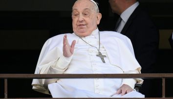 După 38 de zile de spitalizare, Papa Francisc a fost externat. El va avea nevoie de încă două luni de recuperare VIDEO