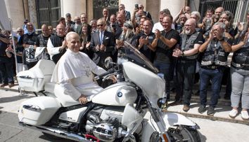 O motocicletă semnată de Papa Leon s-a vândut la licitație cu 130.000 de euro! Unde vor ajunge banii