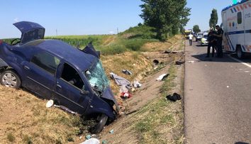 Un bărbat a murit la Adjud după ce a intrat cu mașina într-un cap de pod. Imagini șocante de la locul accidentului