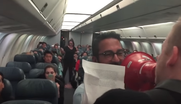 Si-a mintit iubita ca vor avea parte de o calatorie cu avionul. Ce a urmat a facut-o sa izbucneasca in lacrimi