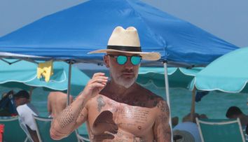 Gianluca Vacchi, inconjurat de tinere in bikini. Cum a fost surprins pe un iaht de lux, fara iubita