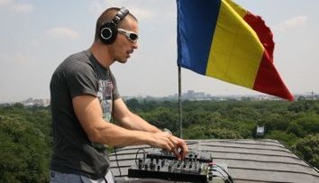 VIDEO Tot Bucurestiul danseaza in clipul Trupei Trupelor, 'Rollin' (Legalize Joy)'!