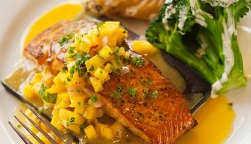 Somon cu salsa de mango si avocado