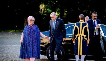 Recep Erdoğan, apariție rară alături de soție la Summitul NATO. Cine e Emine Erdoğan, Prima Doamnă tradiționalistă a Turciei care a lăudat, în trecut, haremul otoman