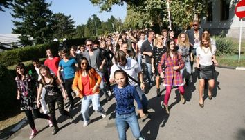 Tinerii din “LaLa Band” dau startul distractiei cu flashmob-ul din “Pariu cu viata” <span style=