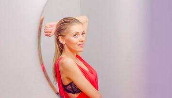 Andreea Ibacka, la fel de frumoasa si cand e proaspat iesita de la dus. Fotografia in care apare doar cu un prosop pe cap a incins imaginatia fanilor