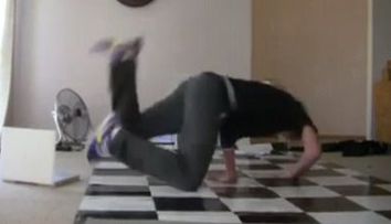 Breakdance-ul, un dans periculos! Uite ce a patit un tanar in timp repeta. VIDEO