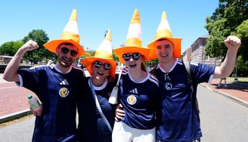 De ce fanii scoțieni pun conuri de trafic pe statuile din Boston. “Tartan Army” a cucerit, pur și simplu, Statele Unite