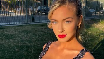 Hannah Palmer, apariție irezistibilă într-un body transparent. Nu ratează nicio ocazie ca să-și etaleze bustul generos